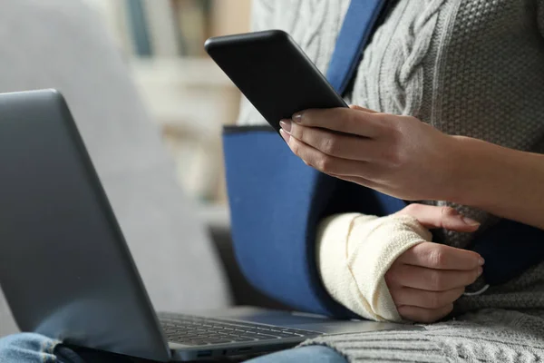 Kolu Kırık Evinde Akıllı Telefon Dizüstü Bilgisayar Kullanan Engelli Bir — Stok fotoğraf