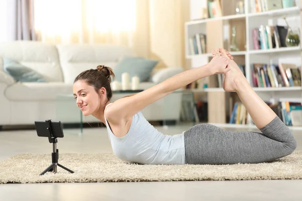 Profiel Van Een Gelukkige Vrouw Doen Yoga Oefening Kijken Video — Stockfoto