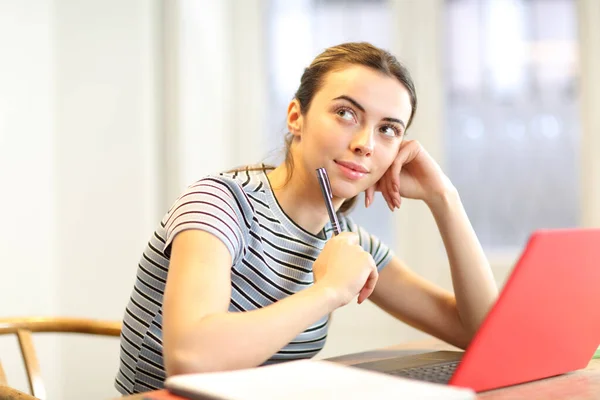 Glad Student Tänker Tittar Sidan Med Bärbar Dator Och Anteckningar — Stockfoto