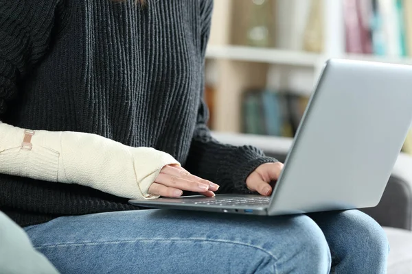 Close Retrato Uma Mulher Com Deficiência Mãos Com Bandagem Braço — Fotografia de Stock