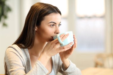 Sabahları evde kahve içen kafası karışık bir kadın.