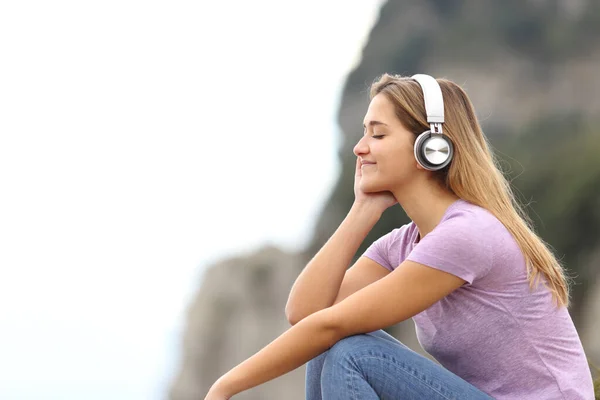Perfil Uma Mulher Relaxada Ouvindo Música Usando Fones Ouvido Sem — Fotografia de Stock