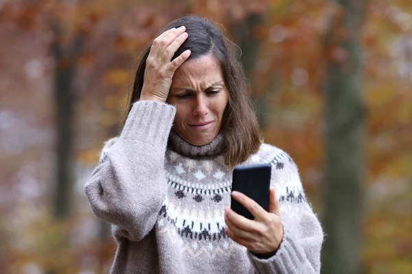 Mulher Triste Reclamando Verificando Telefone Inteligente Inverno Parque — Fotografia de Stock