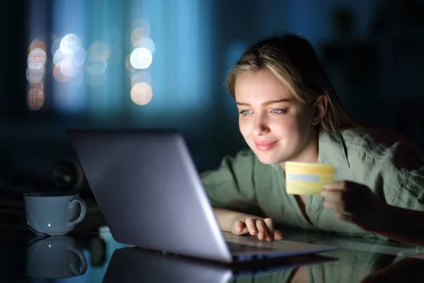Задоволений Підліток Платить Кредитною Карткою Ноутбуком Вночі Вдома — стокове фото