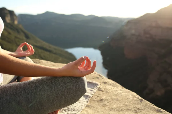 Uçurumun Tepesindeki Dağda Yoga Yapan Bir Kadının Ellerine Yakın Çekim — Stok fotoğraf