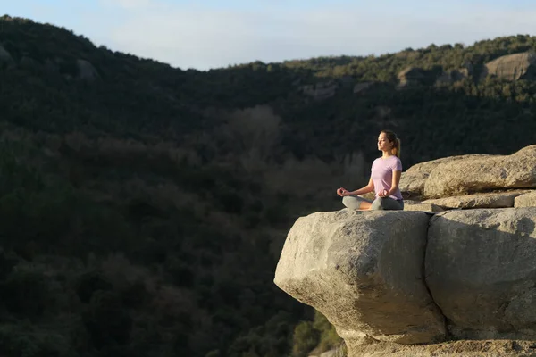 Yogi Fazendo Ioga Meditando Topo Penhasco Montanha — Fotografia de Stock