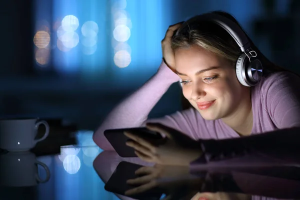 Happy Remaja Dengan Headphone Menonton Media Pada Ponsel Malam Hari — Stok Foto
