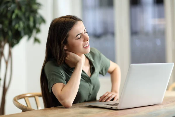 Femme Stressée Utilisant Ordinateur Portable Plaignant Avoir Mal Cou Maison — Photo