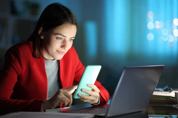 Konzentrierter Unternehmer Nutzt Handy Und Laptop Der Nacht Hause — Stockfoto