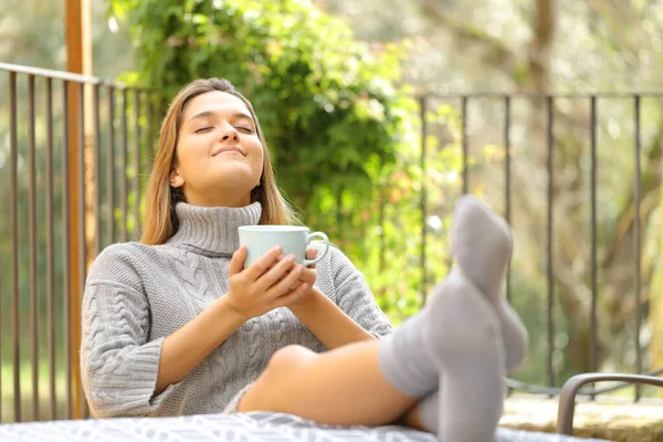 Mujer Relajada Con Taza Café Descansando Sentado Una Silla Balcón —  Fotos de Stock