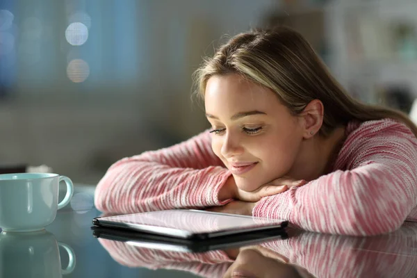 Boldog Tini Néz Online Videók Tabletta Asztalon Éjszaka Otthon — Stock Fotó