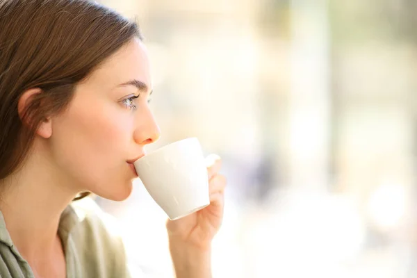 Portré Egy Nyugodt Nőről Aki Kávét Iszik Csészéből Egy Bárban — Stock Fotó