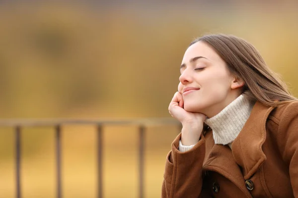 Mulher Feliz Relaxante Com Olhos Fechados Sentados Uma Varanda Inverno — Fotografia de Stock