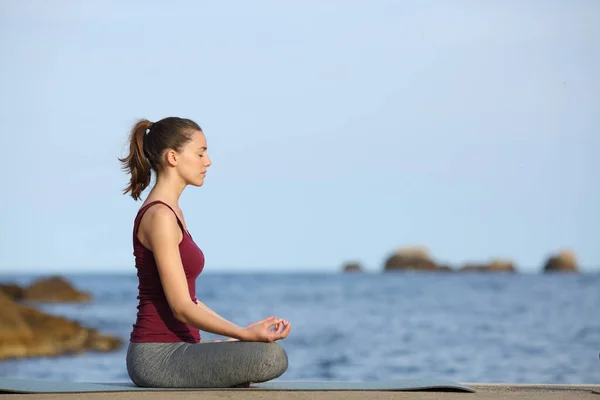 Profile Relaxed Woman Doing Yoga Exercise Beach — Stock Photo, Image