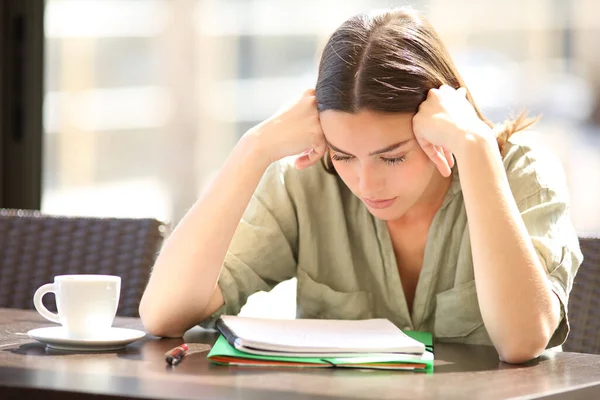 Studiujący Studenci Studiujący Czytanie Notatek Siedzących Kawiarni — Zdjęcie stockowe