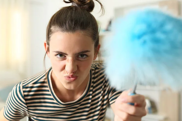 Portrait Une Femme Drôle Grimaçant Menaçant Caméra Avec Plumeau Propre — Photo