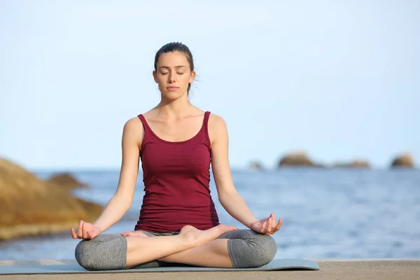 Ritratto Frontale Una Donna Concentrata Che Esercizio Yoga Sulla Spiaggia — Foto Stock