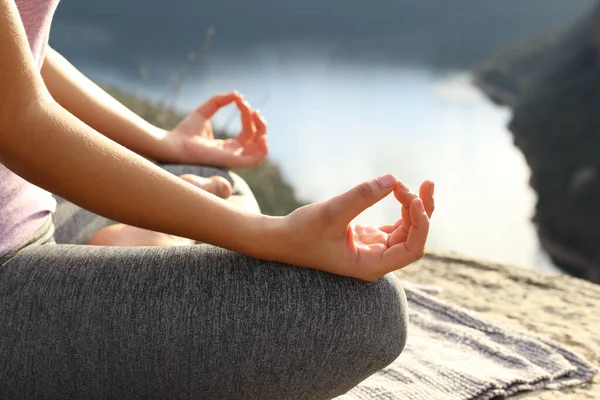 Primo Piano Una Donna Mani Che Fanno Esercizio Yoga Montagna — Foto Stock