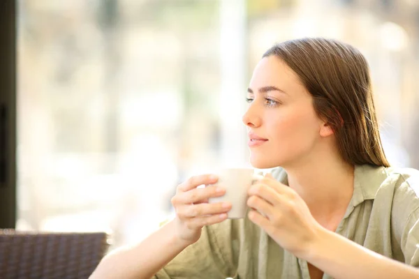 Relajada Mujer Bebiendo Café Taza Mirando Lado Bar — Foto de Stock