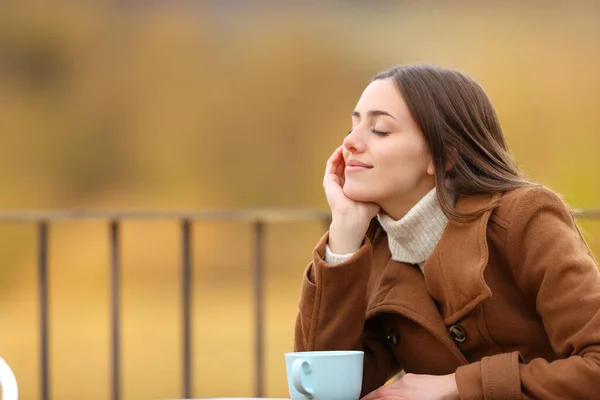 Χαλαρή Γυναίκα Αναπαύεται Κλειστά Μάτια Καθισμένη Καφετέρια Χειμώνα — Φωτογραφία Αρχείου