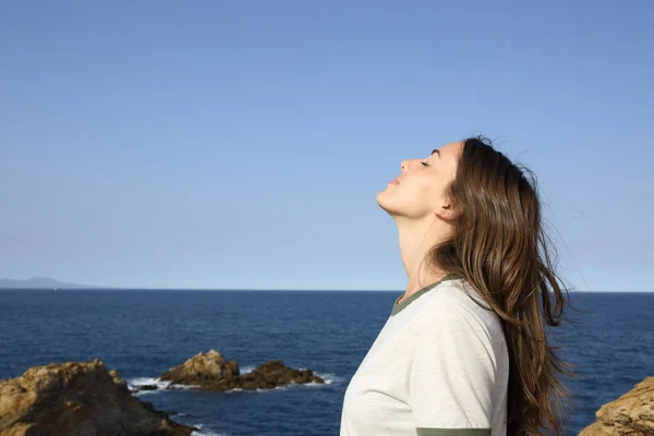 Retrato Una Mujer Relajada Respirando Aire Fresco Sola Playa — Foto de Stock