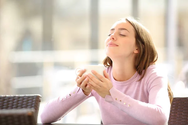 Mujer Relajada Sosteniendo Taza Café Respirando Aire Fresco Una Terraza —  Fotos de Stock