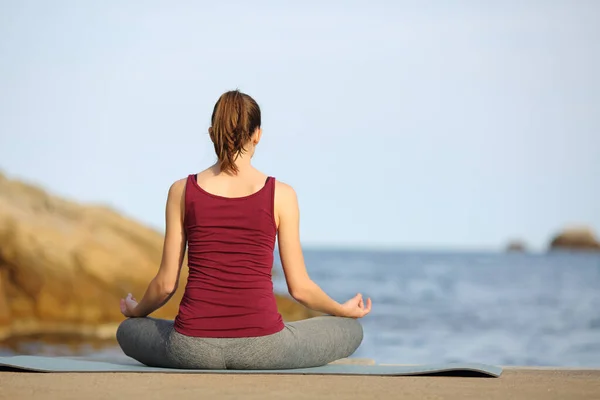 Ganzkörperporträt Einer Frau Bei Yoga Übungen Strand — Stockfoto