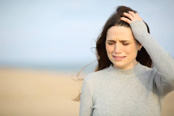 Droevige Vrouw Die Alleen Het Strand Huilt — Stockfoto