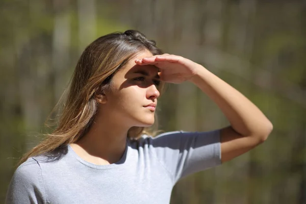 Žena Chránící Před Sluncem Rukou Odvracející Lese — Stock fotografie