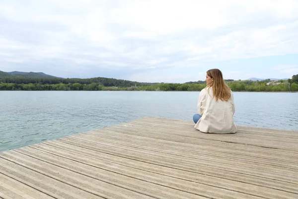 Mujer Descansando Contemplando Vistas Sentada Muelle Lago —  Fotos de Stock