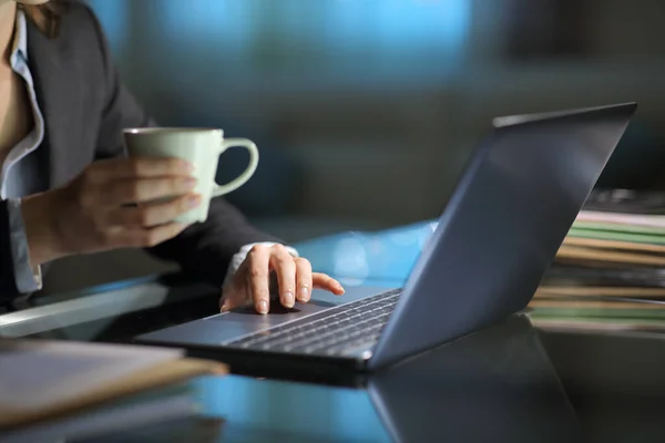 Primer Plano Una Mujer Negocios Comprobando Contenido Del Ordenador Portátil —  Fotos de Stock