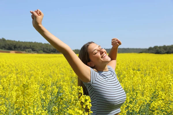 Heureuse Femme Étirant Les Bras Dans Champ Fleuri Jaune Printemps — Photo