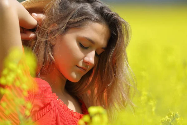 Retrato Una Mujer Belleza Rojo Posando Campo Flores Amarillas — Foto de Stock