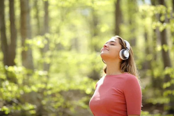 Femme Qui Médite Écoutant Audioguide Dans Une Forêt — Photo
