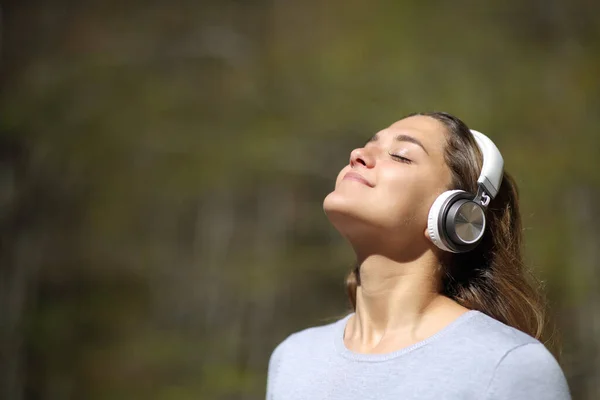 Mulher Feliz Meditando Usando Fones Ouvido Sem Fio Parque — Fotografia de Stock