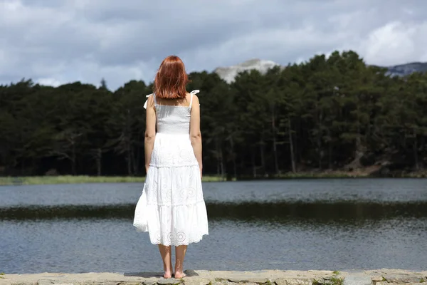 Vista Posterior Una Mujer Vestido Blanco Contemplando Vistas Pie Lago —  Fotos de Stock