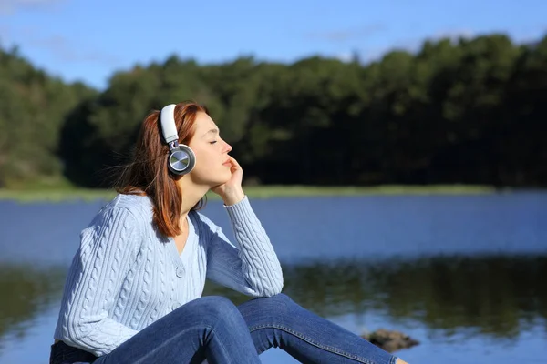 Sidovy Porträtt Avslappnad Kvinna Lyssnar Musik Med Trådlösa Hörlurar Sitter — Stockfoto