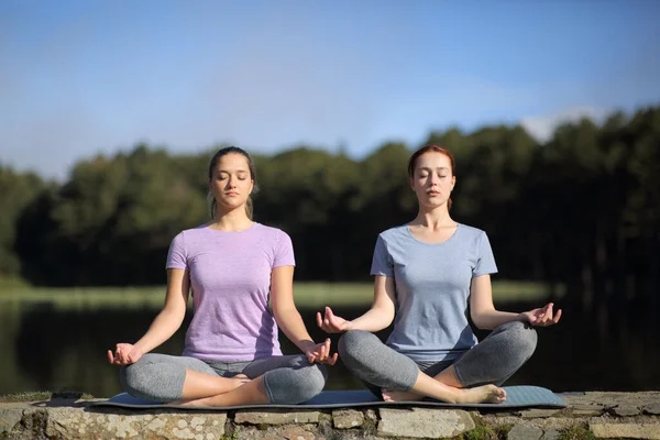 F4Ront Bekijk Portret Van Twee Vrouwen Die Yoga Beoefenen Berg — Stockfoto