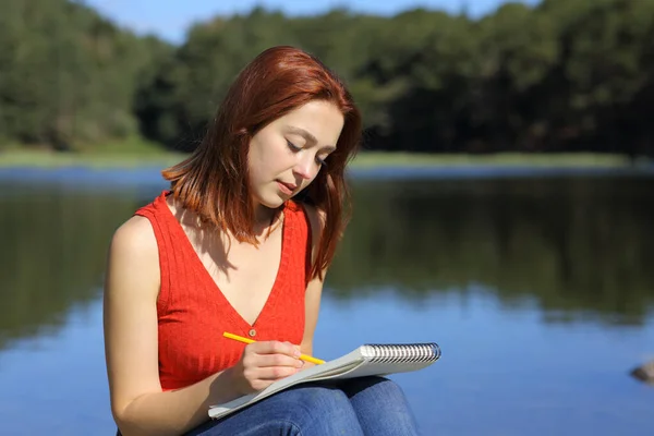 Mujer Concentrada Dibujando Cuaderno Sentado Lago Montaña —  Fotos de Stock