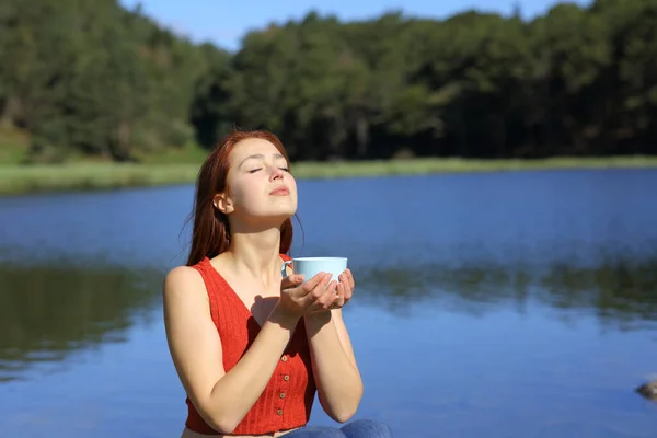 Mujer Sosteniendo Taza Café Respirando Aire Fresco Lago Montaña Día —  Fotos de Stock