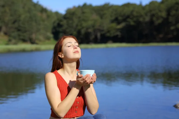 Mulher Segurando Xícara Café Respirar Fresco Lago Montanha Dia Ensolarado — Fotografia de Stock