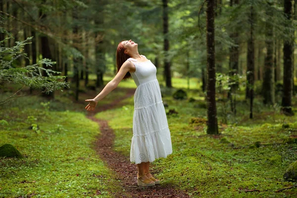Frau Weißem Kleid Feiert Urlaub Schreiend Grünen Wald — Stockfoto