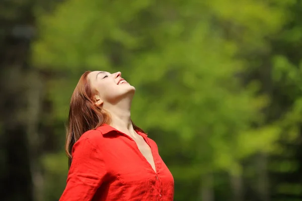 Szczęśliwa Kobieta Czerwieni Oddycha Świeżym Powietrzem Uśmiechając Się Lesie Lub — Zdjęcie stockowe