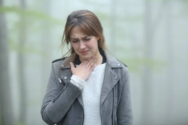 Retrato Una Mujer Sufriendo Dolor Garganta Bosque Nublado —  Fotos de Stock