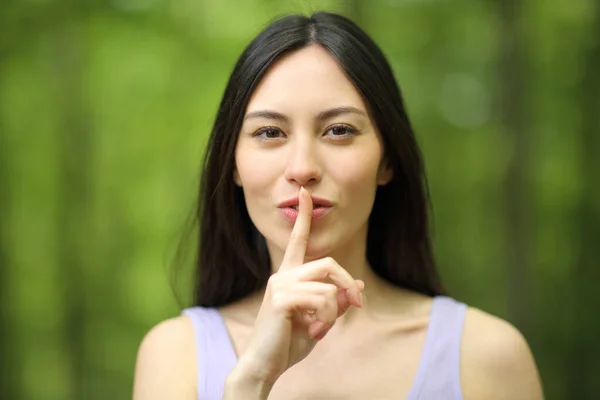 Visão Frontal Retrato Uma Mulher Asiática Pedindo Silêncio Com Dedo — Fotografia de Stock