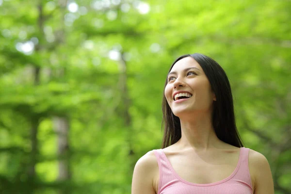 Amazed Asian Woman Walking Looking Laughing Forest — Stock Photo, Image