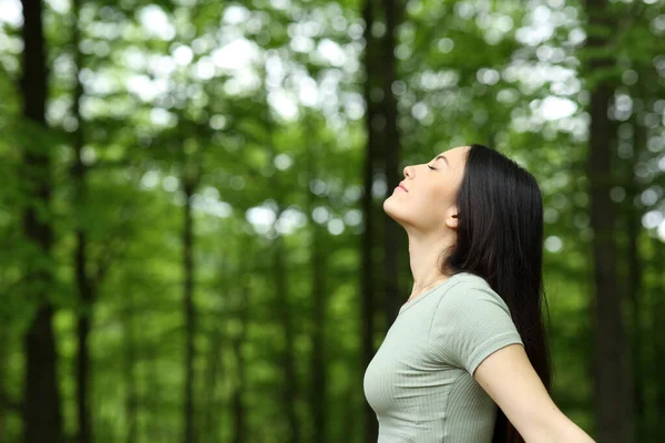 Vista Laterale Ritratto Una Donna Asiatica Che Respira Aria Fresca — Foto Stock