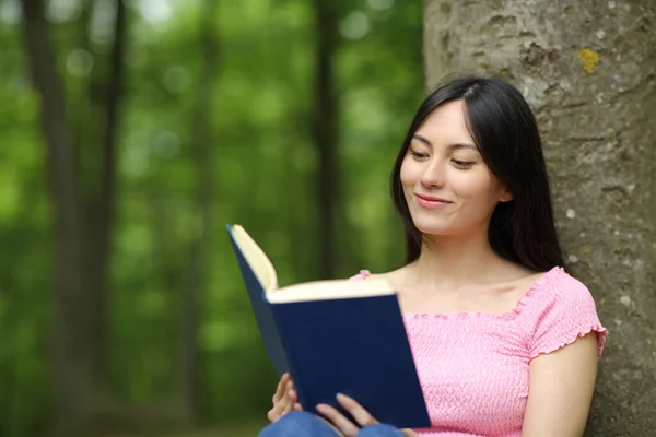 Удовлетворенная Азиатка Читающая Книгу Парке — стоковое фото