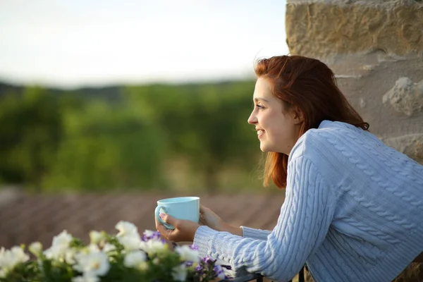 Портрет Счастливой Женщины Созерцающей Балкона Чашкой Кофе — стоковое фото