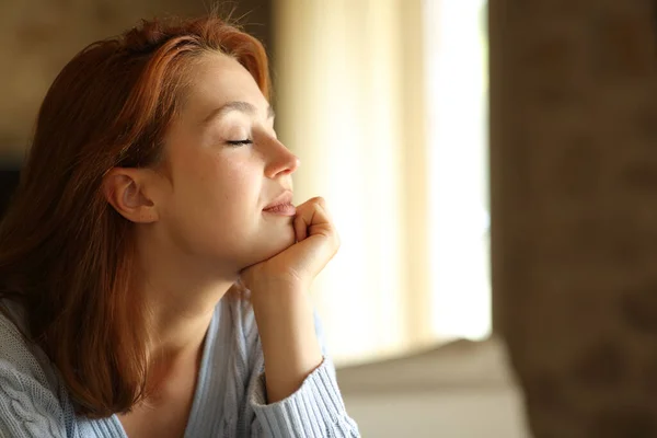 Retrato Una Mujer Relajada Descansando Con Los Ojos Cerrados Casa —  Fotos de Stock